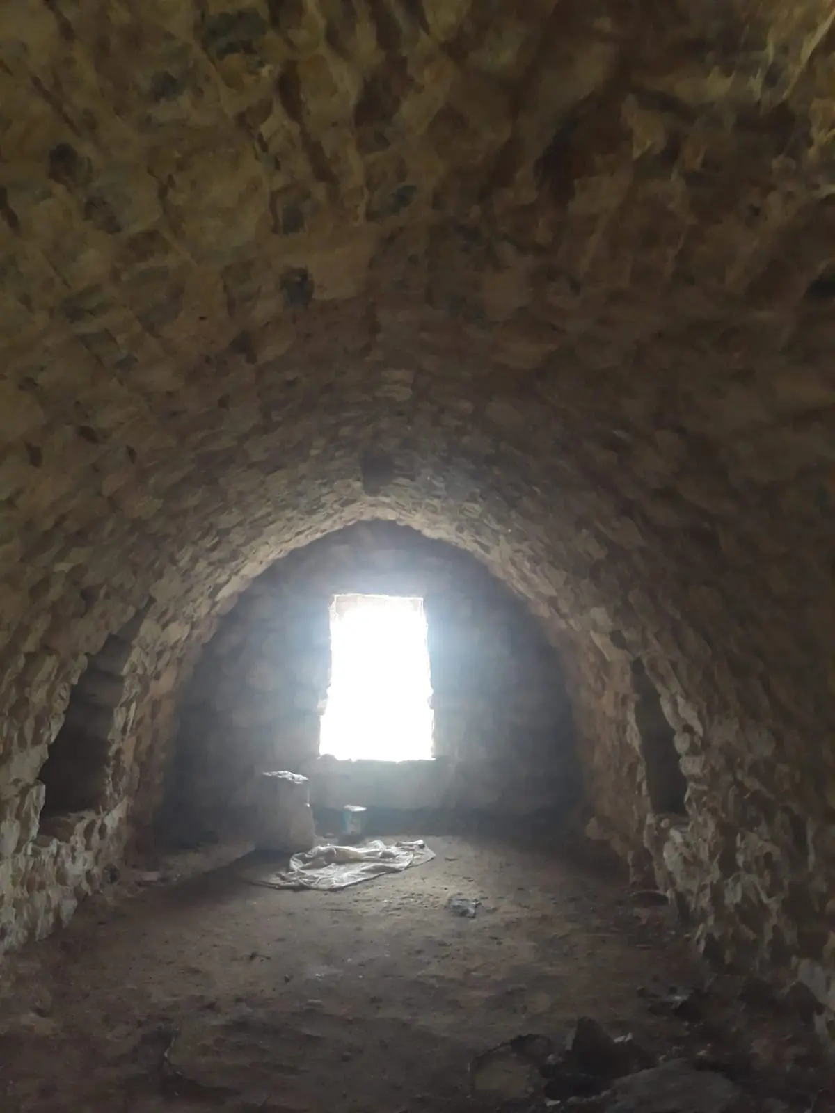 Vaults and arches in natural stone