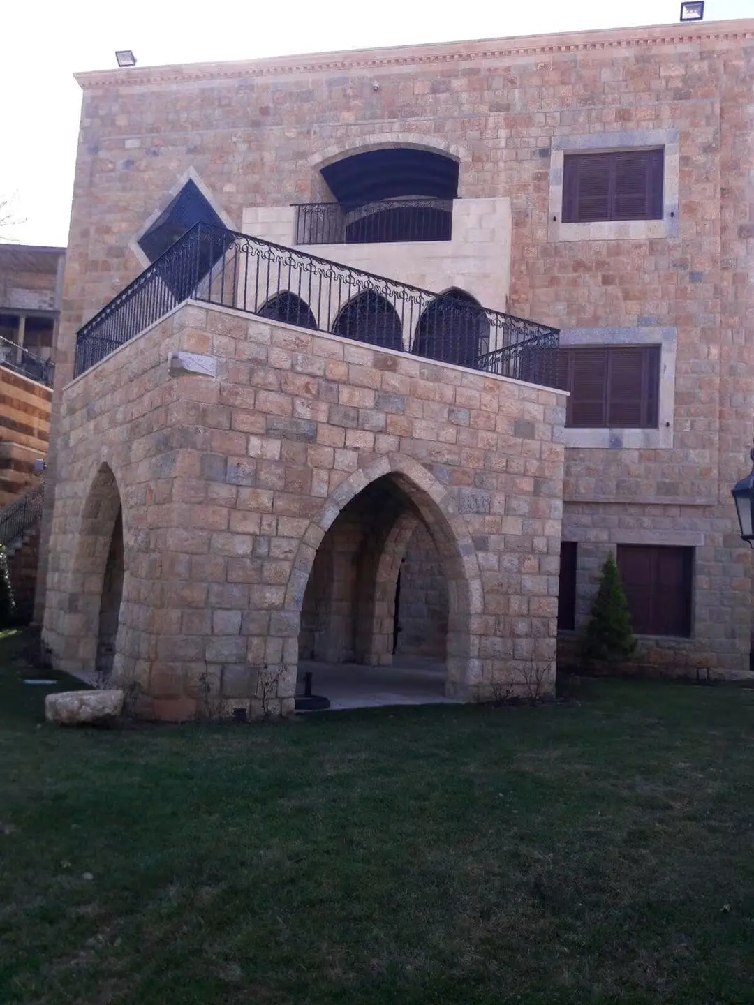 Natural stone masonry and façades
